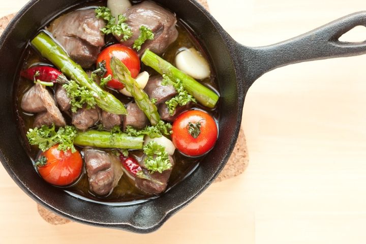 砂肝とアスパラとトマトのアヒージョ