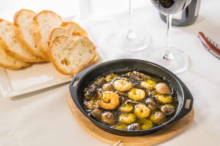 グラスワイン(赤ワイン)とバケットとアヒージョ 