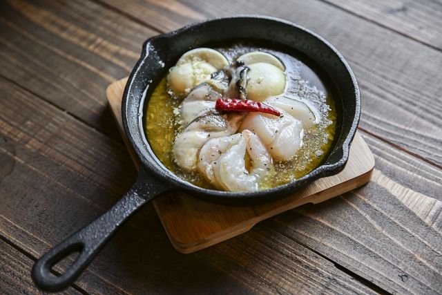 牡蠣とえびとホタテの海鮮アヒージョ