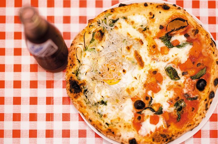 新鮮な海の幸を使用した個性派ピザ