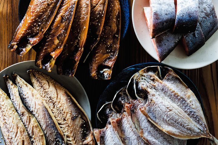 老舗『魚伝』発、炭火で焼いた干物