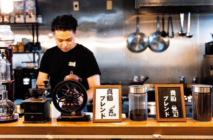 港沿いに一際目を引く墨字の「ペペコーヒー」の暖簾が目印
