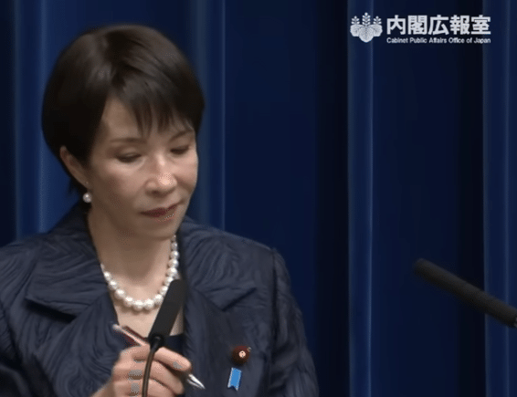 高市早苗首相が就任後初めて臨んだ21日夜の記者会見で、メディアに首相がメモを取る様子が映し出されるたびに写っていた「ピンク色のボールペン」がSNS上で製品名が「特定」され、SNSを中心に話題となっています。