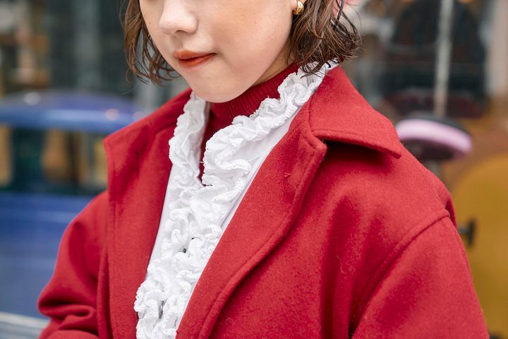 トレンドの赤をどう仕上げる？フリルやパールのアイテム使いで私らしいコーディネートに！【ファッジウィークエンド ファッションスナップ】