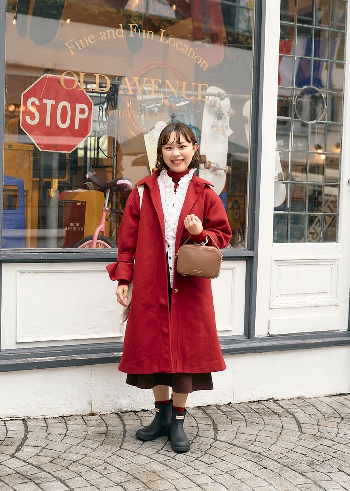 トレンドの赤をどう仕上げる？フリルやパールのアイテム使いで私らしいコーディネートに！【ファッジウィークエンド ファッションスナップ】