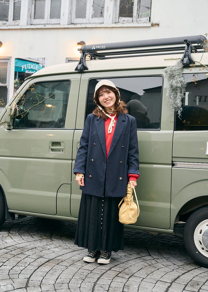 トレンドの赤をどう仕上げる？フリルやパールのアイテム使いで私らしいコーディネートに！【ファッジウィークエンド ファッションスナップ】