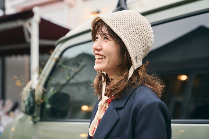 トレンドの赤をどう仕上げる？フリルやパールのアイテム使いで私らしいコーディネートに！【ファッジウィークエンド ファッションスナップ】