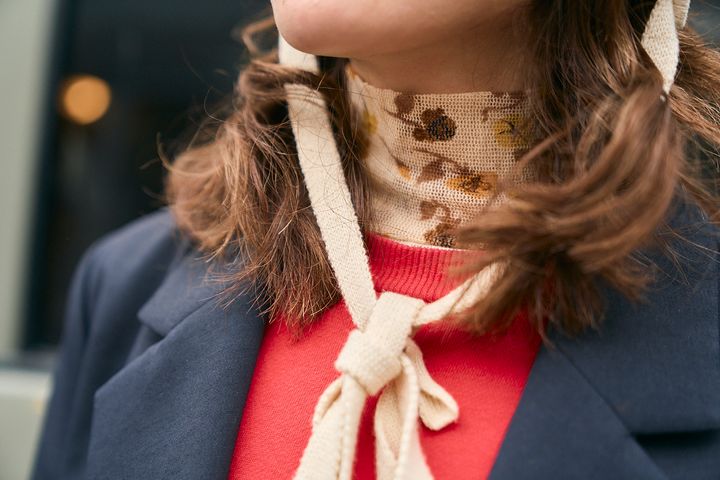 トレンドの赤をどう仕上げる？フリルやパールのアイテム使いで私らしいコーディネートに！【ファッジウィークエンド ファッションスナップ】