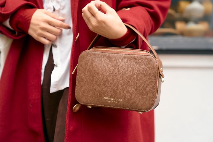 トレンドの赤をどう仕上げる？フリルやパールのアイテム使いで私らしいコーディネートに！【ファッジウィークエンド ファッションスナップ】