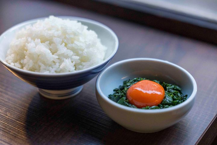 白飯とトッピングのニラ玉子