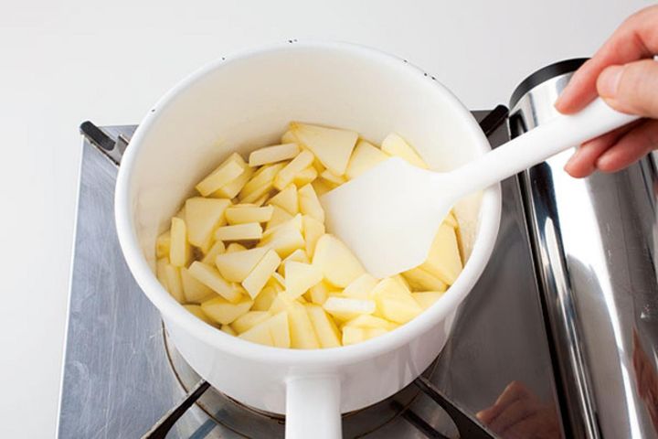 焦げつかないように絶えずまぜながら加熱する。