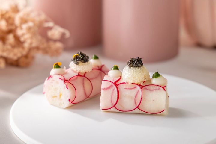 北海道産帆立とセロリラブのムース 春菊ピューレとキャビアを添えて