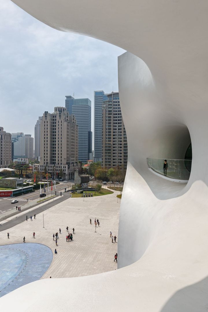 建物全体をしなやかな曲線を描く三次元曲面の構造体で構成。Photo_ Kai Nakamura