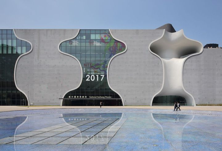 ガラスとコンクリートを交互に繰り返すファサードが、曲面で構成された内部の構造体と呼応。Photo_ Kai Nakamura