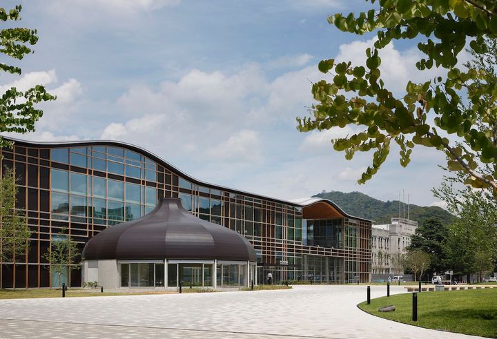 岐阜のシンボルの金華山、さらには飛騨山脈の3,000m級の山々を連想させる木造屋根。Photo_ Kai Nakamura