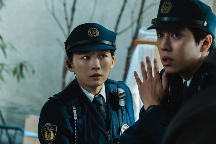 映画『爆弾』より沼袋交番勤務の巡査・倖田（伊藤沙莉）と巡査長の矢吹（坂東龍太）