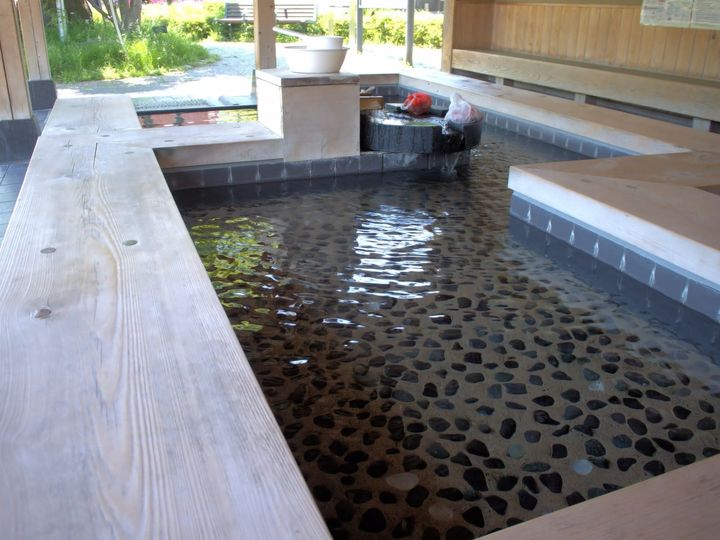 磐梯熱海温泉は、福島県郡山市に位置し、「郡山の奥座敷」として親しまれる歴史ある温泉地。五百川（ごひゃくがわ）沿いに旅館が立ち並び、豊かな自然に囲まれた静かな雰囲気が魅力です。