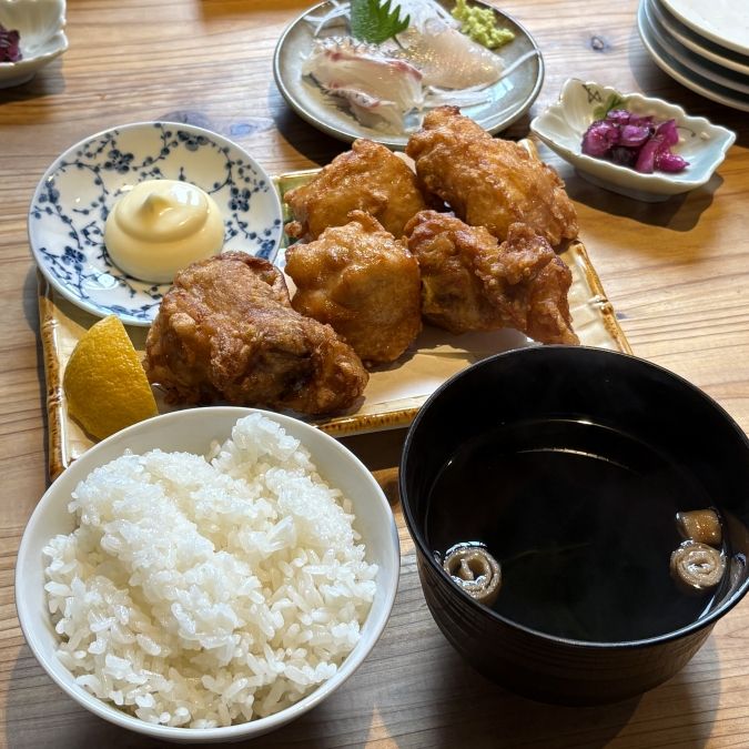 KITCHEN ジョーズ ランチ 骨付き鶏のから揚げ定食