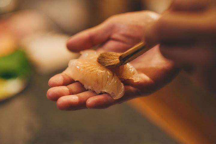 寿司の醤油を塗る様子