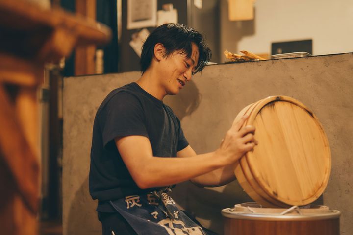 寿司桶のシャリをシャリウォーマーへ移す様子