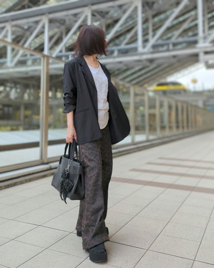 テーラードジャケット／H＆M、刺繍Tシャツ／ZARAメンズ、レザーバッグ／PRADA、バッグチャーム／H＆M、ミュール／ZARA