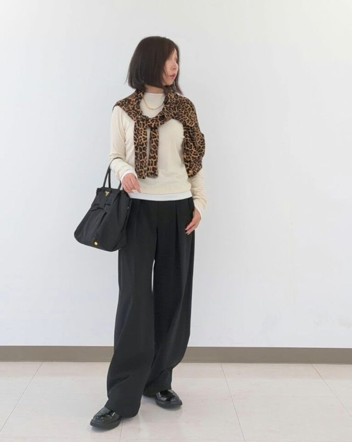 レイヤード風カットソー／H＆M、バレルレッグスラックス／GUメンズ、ナイロンリボンバッグ／PRADA、エナメルリボンシューズ／PRADA