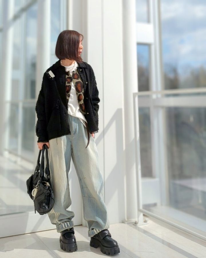 ツイードジャケット／ZARA、オーバーサイズTシャツ／H＆Mメンズ、カーブデニム／adidas、レザーバッグ／Chloe、バッグチャーム／ROSE BUD、ローファー／PRADA
