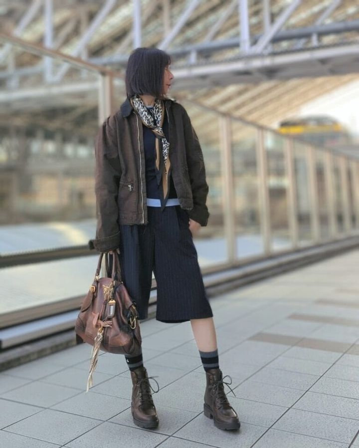 レイヤード風カットソー／H＆M、レオパ柄スカーフ／ZARA、ピンストライプハーフパンツ／GUメンズ、レザーバッグ／PRADA、バッグチャーム／ZARA、アニヤコラボソックス／UNIQLO、レースアップブーツ／Timberland