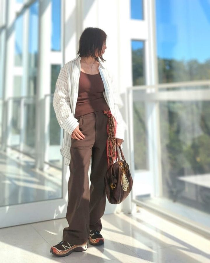 ストライプオーバーサイズシャツ／ZARA、ブラトップ／UNIQLO、カラーデニムパンツ／UNIQLOC、レザーバッグ／PRADA、バッグチャーム／ハンドメイド、スニーカー／SALOMON