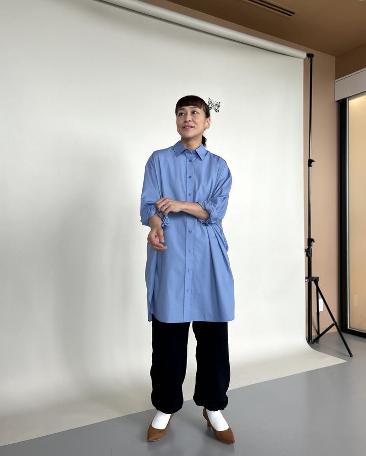 画像: 【UNIQLO and NEEDLES】フリースワイドパンツ（Mサイズ着用）¥3,990、【UNIQLO】オーバーサイズシャツワンピース¥2,990 ※佐藤さんの身長：165cm www.uniqlo.com
