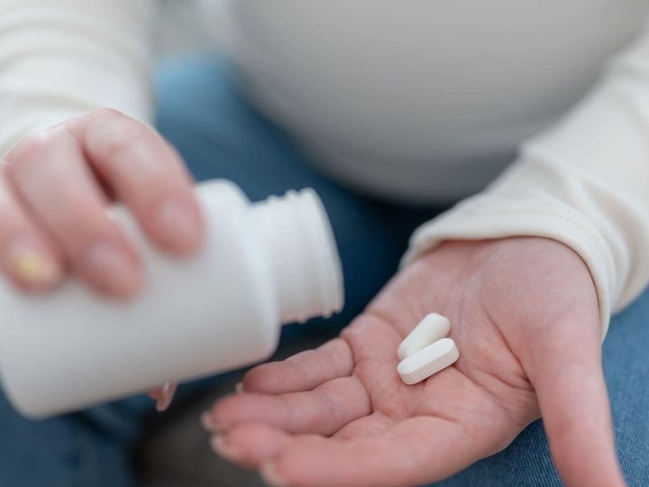 【薬学部教授が解説】妊娠中にアセトアミノフェン（タイレノール）を飲むと、子どもの自閉症リスクが上がるという説が話題になっているようです。小児への使用実績を踏まえた科学的な真偽と、安心して服用できる理由を、分かりやすく解説します。（※画像：shutterstock.com）