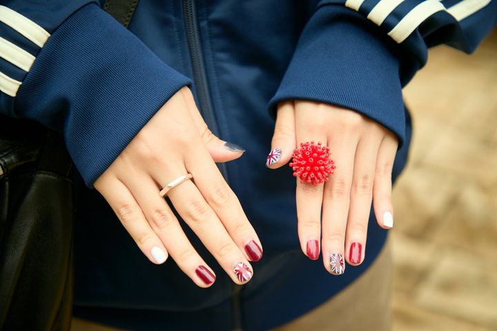 秋の相棒“チノパン”を自分らしく。コーデで表情を変える定番パンツの着こなし術【ファッジウィークエンド ファッションスナップ】