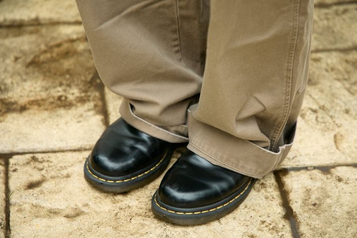 秋の相棒“チノパン”を自分らしく。コーデで表情を変える定番パンツの着こなし術【ファッジウィークエンド ファッションスナップ】