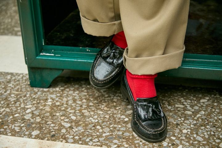 秋の相棒“チノパン”を自分らしく。コーデで表情を変える定番パンツの着こなし術【ファッジウィークエンド ファッションスナップ】