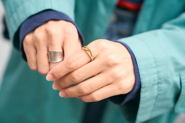 いつもの服じゃちょっと物足りない！そんな日こそアクセサリーやバッグで華やかに仕上げて【ファッジウィークエンド ファッションスナップ】