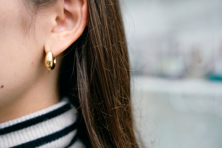 いつもの服じゃちょっと物足りない！そんな日こそアクセサリーやバッグで華やかに仕上げて【ファッジウィークエンド ファッションスナップ】