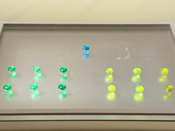 第77回正倉院展 北倉18「藍色瑠璃双六子（あいいろのるりのすごろくし）」：上1枚、「浅緑瑠璃双六子（あさみどりるりのすごろくし）」：右下6枚、「緑瑠璃双六子（みどりるりのすごろくし）」：左下6枚