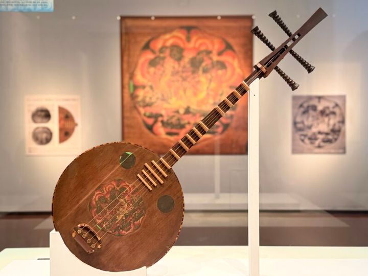 第77回正倉院展 南倉125「桑木阮咸（くわのきのげんかん）」