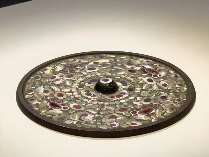 第77回正倉院展 北倉42「平螺鈿背円鏡 附 題箋（へいらでんはいのえんきょう つけたり だいせん）」