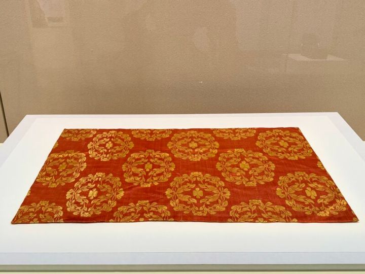 第77回正倉院展 南倉150「赤地錦几褥（あかじにしきのきじょく）」