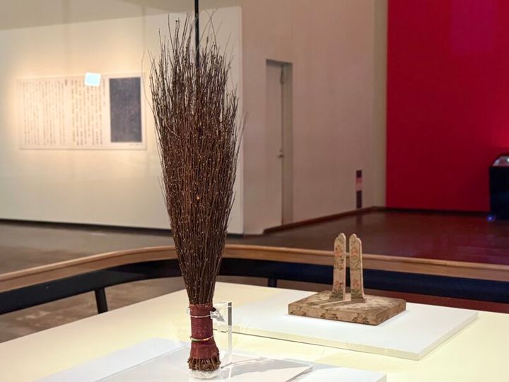 第77回正倉院展 南倉75「子日目利箒（ねのひのめとぎのほうき）」・南倉76「粉地彩絵倚几（ふんじさいえのいき）」