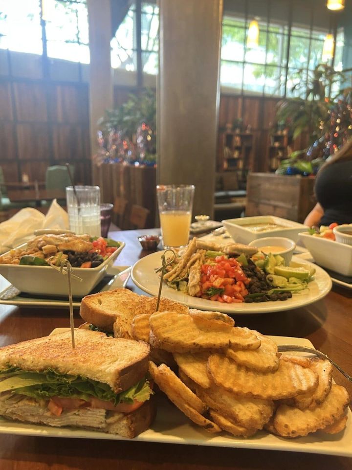 Rascals Public House のボリューム満点のサンドイッチとコブサラダ