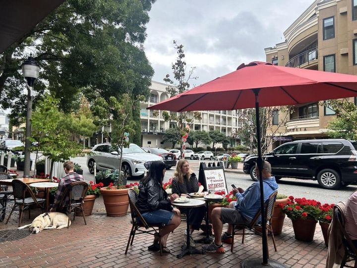 「Gilbert’s on Main」 外席