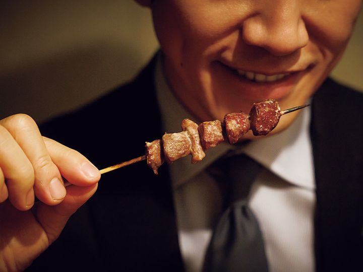 江戸川橋『とり卓忠』で焼鳥を食べている様子