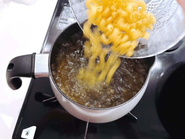 カニカマとチーズのマカロニサラダ