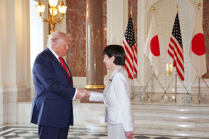 トランプ米大統領と握手を交わす高市早苗首相（撮影：2025年10月28日、時事）
