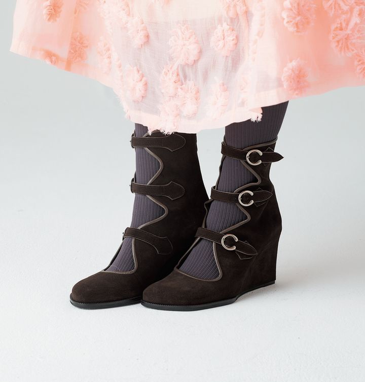 3本並んだストラップや高いヒールなどデザインコンシャスなシューズ。