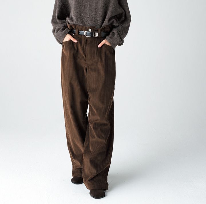 シンプルな中に個性が光るコーデュロイパンツ