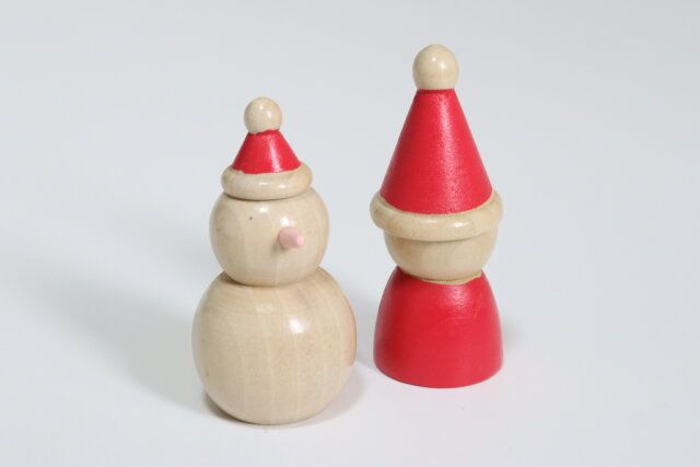 ダイソーの雪だるまとサンタのミニチュアウッドオブジェ（ナチュラル）