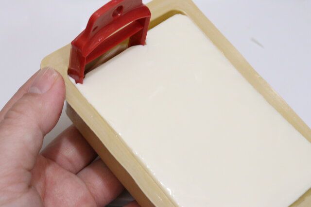 ダイソー 麻婆豆腐職人（3人前） パッケージ 作り方 豆腐を切る